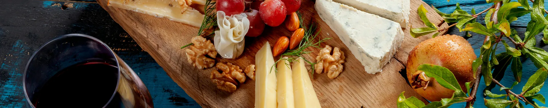 תמונה ראשית של גבינות ומגשים